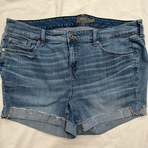 Torrid 5 Inch Perfect Vintage Stretch Mid-Rise Denim Shorts Plus Size 18